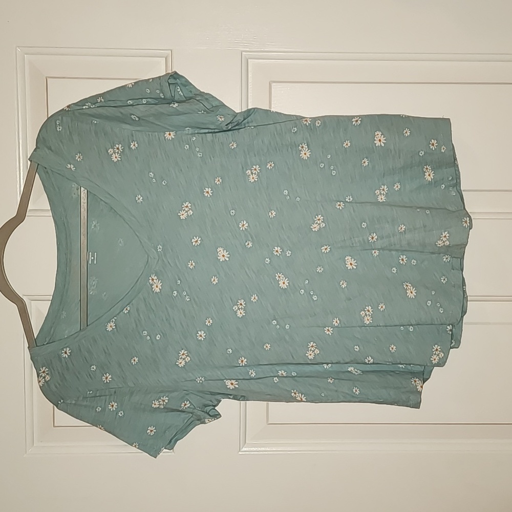 Old Navy. Women's M. Blue tee with white flowers